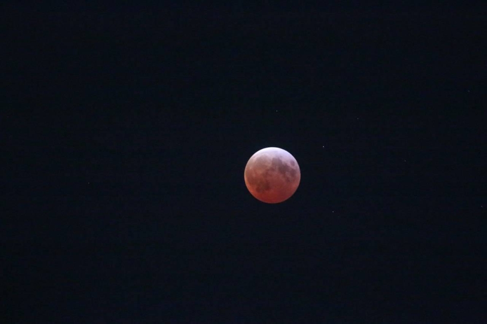 Un eclipse total tiñó la Luna de rojo