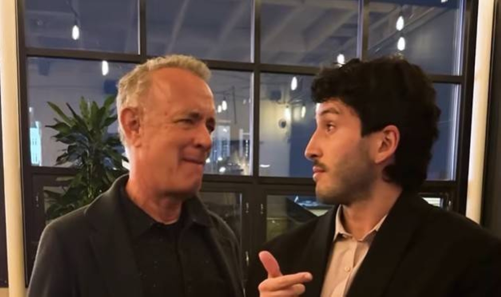 Tom Hanks colabora con Sebastián Yatra en la promoción de «La Pelirroja»