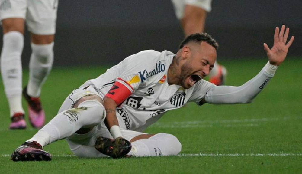 Neymar se queda sin convocatoria con Brasil debido a sus problemas físicos