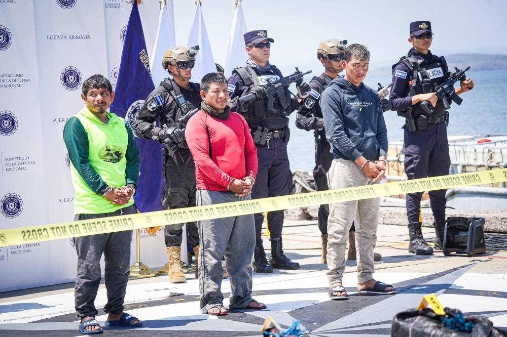 Video: Así fue la captura de tres ecuatorianos que llevaban 51 bultos de cocaína en alta mar