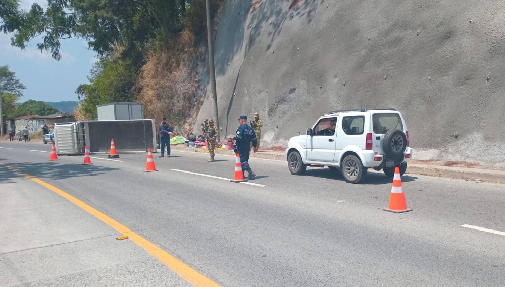 Camión vuelca y deja a varios lesionados en carretera a Comalapa este lunes