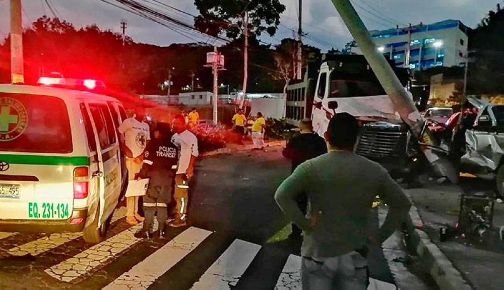 Choque entre camión y pick up deja un muerto en Antiguo Cuscatlán