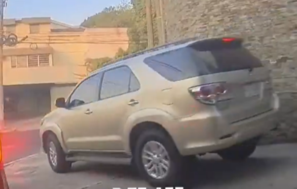 Multan con $150 a conductor por circular sobre una acera