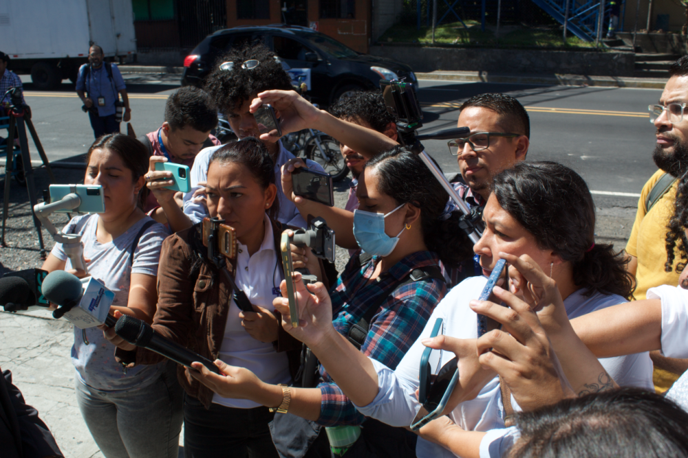 Periodista de medio alemán y su familia salen de El Salvador por temor por su seguridad