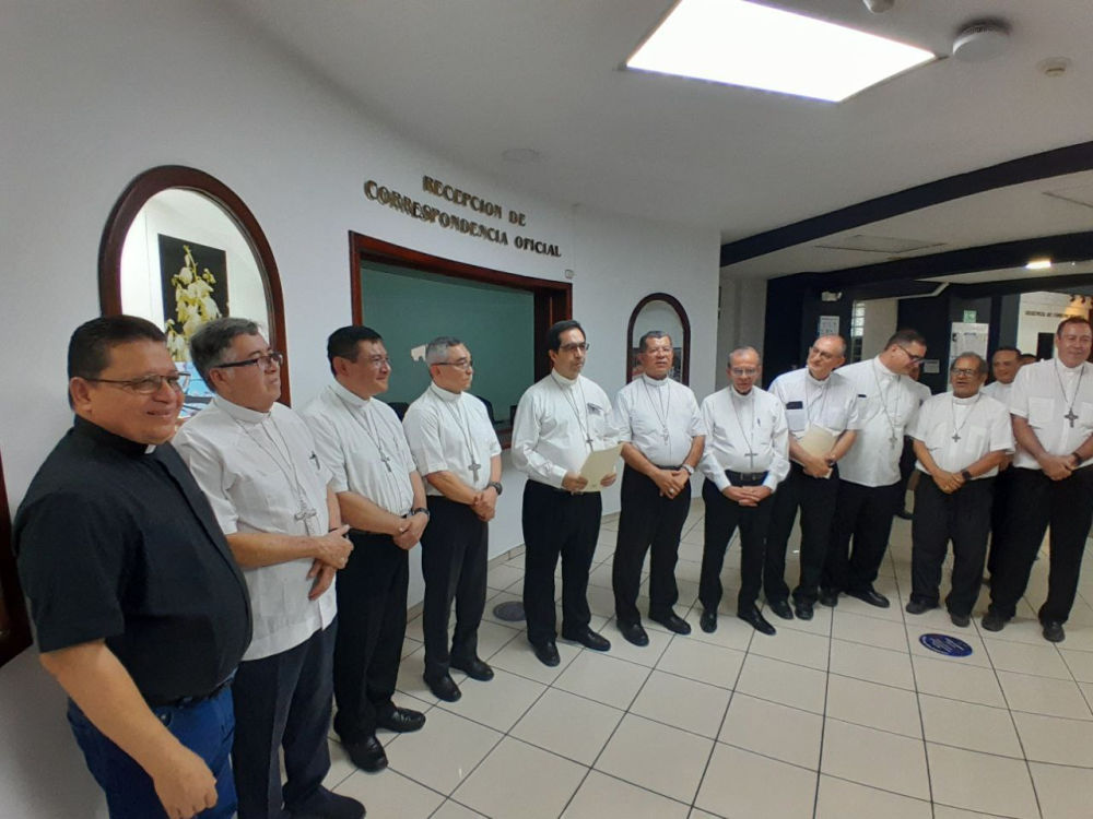 Obispos entregan a la Asamblea 150,000 firmas para pedir derogar la minería metálica en El Salvador