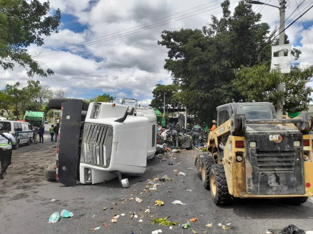 Dos personas muertas y dos rastras volcadas en accidentes de tránsito de este martes
