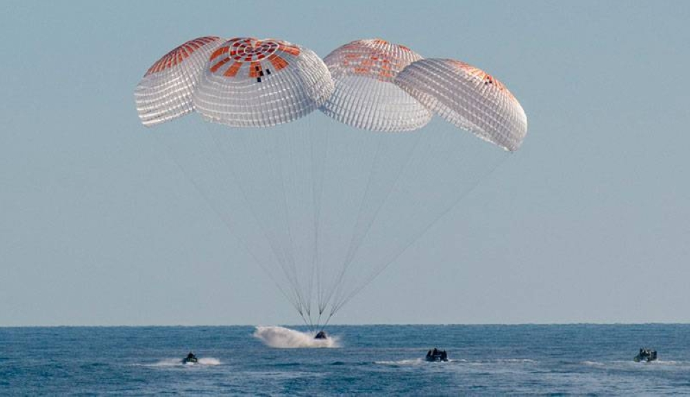 Astronautas varados nueve meses en la estación espacial internacional llegan a la Tierra