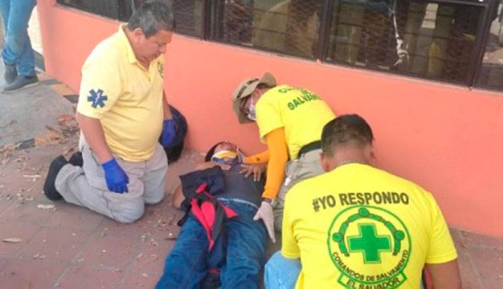Sujetos vapulean a supuesto estudiante en el campus de la UES