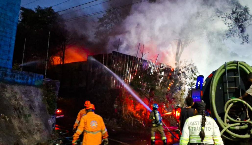 Una recicladora se incendió en anoche en Colón