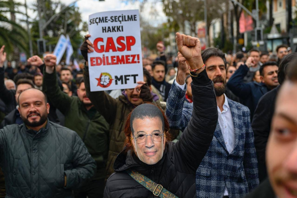 Estudiantes de Estambul protestan contra detención del alcalde, rival de Erdogan
