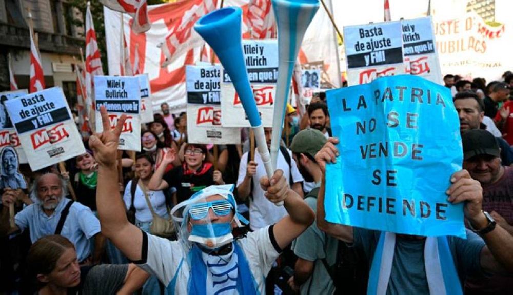 Nueva marcha de jubilados desafía al gobierno de Argentina