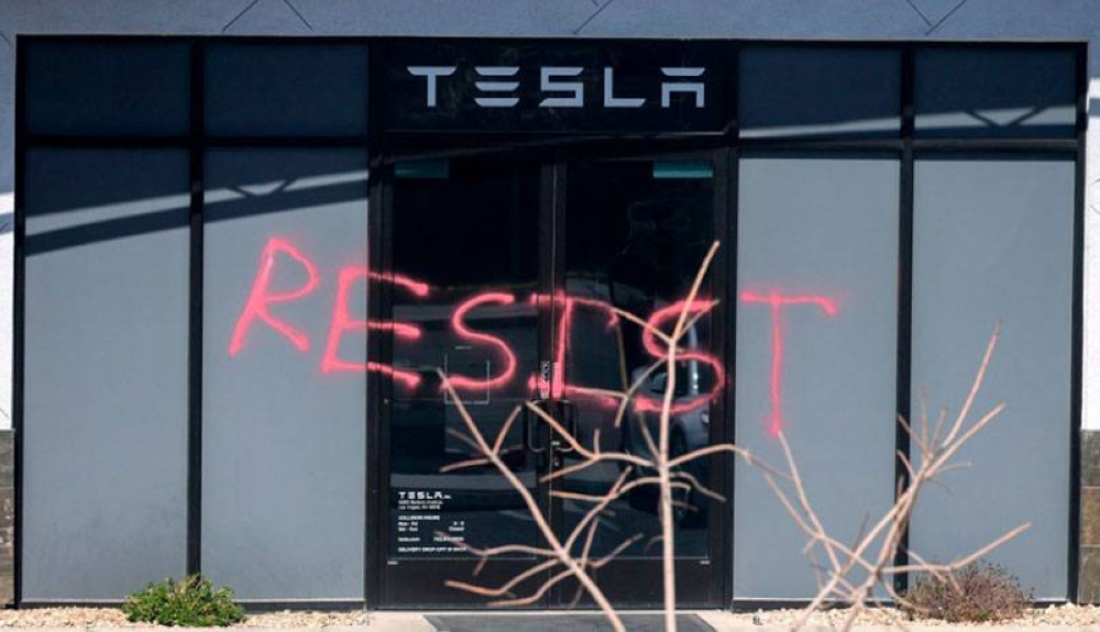 Fiscalía de EEUU inculpa a tres personas por actos de «terrorismo» contra Tesla