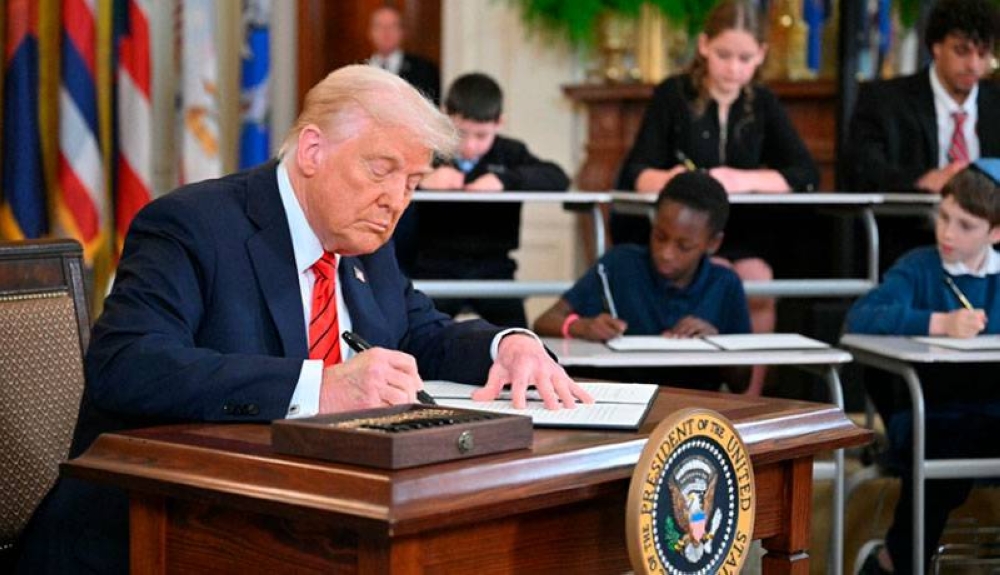 Trump firma un decreto para enterrar el Departamento de Educación