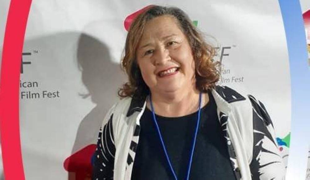 Actriz salvadoreña que perdió todo en incendios de LA vuelve al país con testimonio