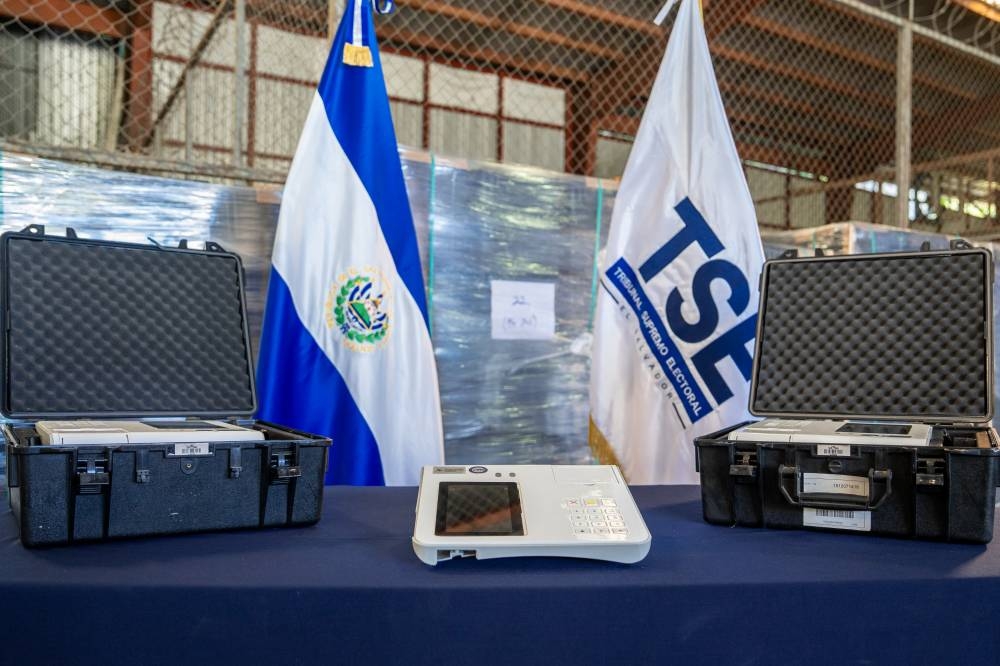 TSE de El Salvador dona 1,612 escáneres al consejo electoral de Ecuador
