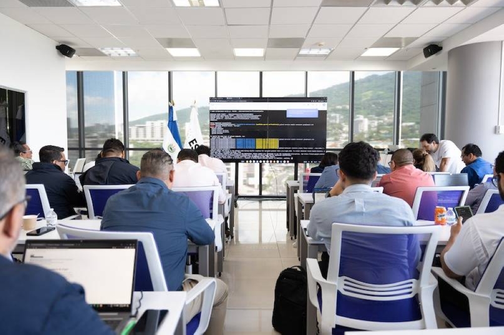 Ocho mil funcionarios salvadoreños buscan certificarse en administración pública en la ESIAP