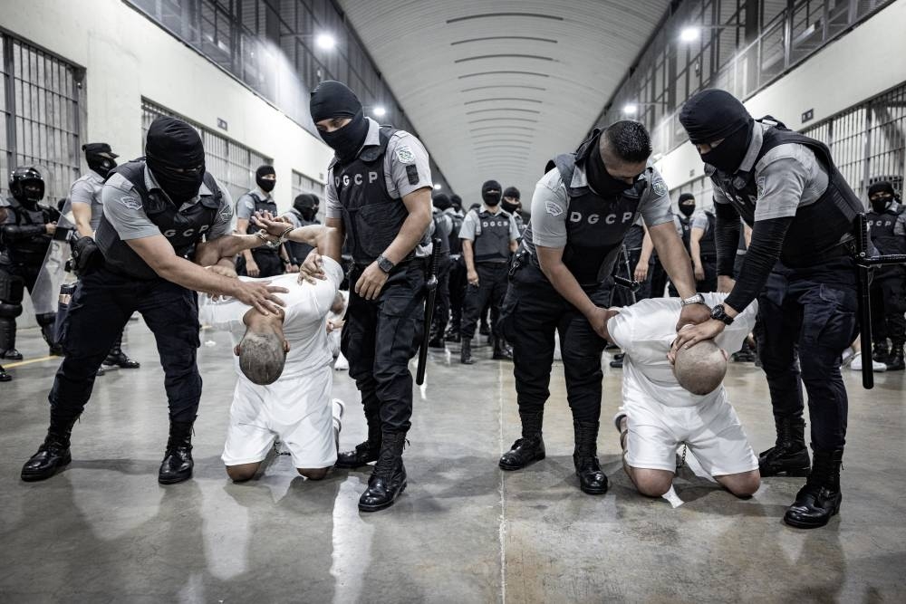 Estos son los 238 venezolanos recluidos en el CECOT, según CBS