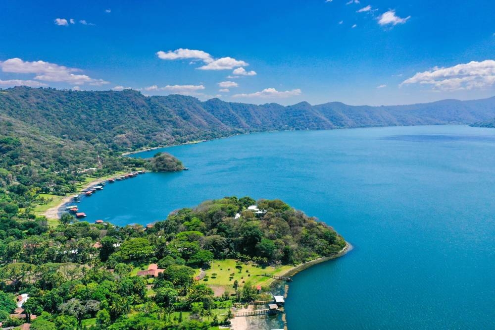 Aumento de temperaturas causó proliferación de cianobacterias en el Lago de Coatepeque: Marn