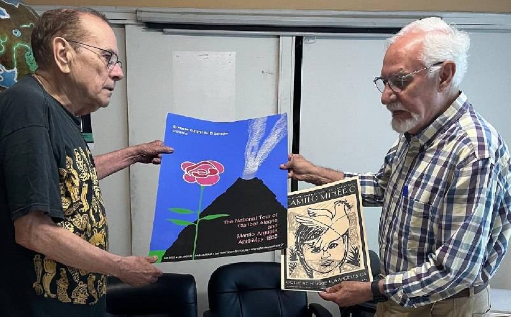 Artista salvadoreño dona afiches históricos de El Salvador al Mupi