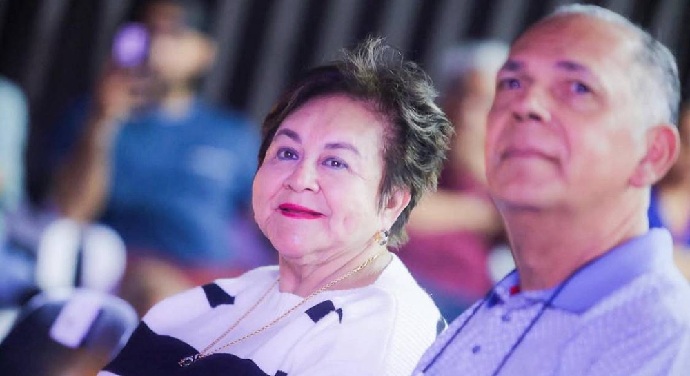 Doña Milagro Navas se deja ver con su esposo y bailando las «Buenas Épocas»