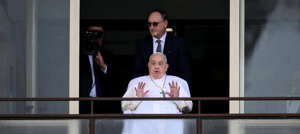 El papa reaparece tras 38 días y saluda desde el hospital antes de regresar al Vaticano
