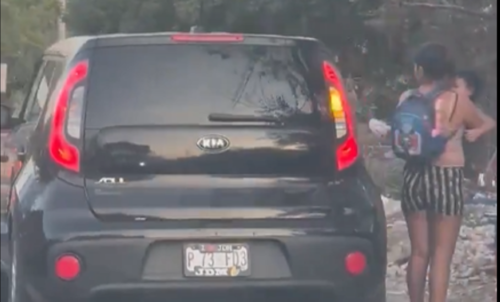 Multan con $100 a conductor por circular en carril auxiliar y poner en riesgo a peatones