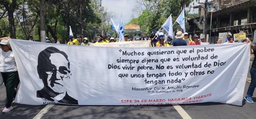 Caminata en honor a Monseñor Romero recorre calles capitalinas