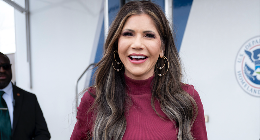 Secretaria de Seguridad de EEUU dice que discutirá con Bukele aumentar vuelos de expulsión de criminales desde EEUU