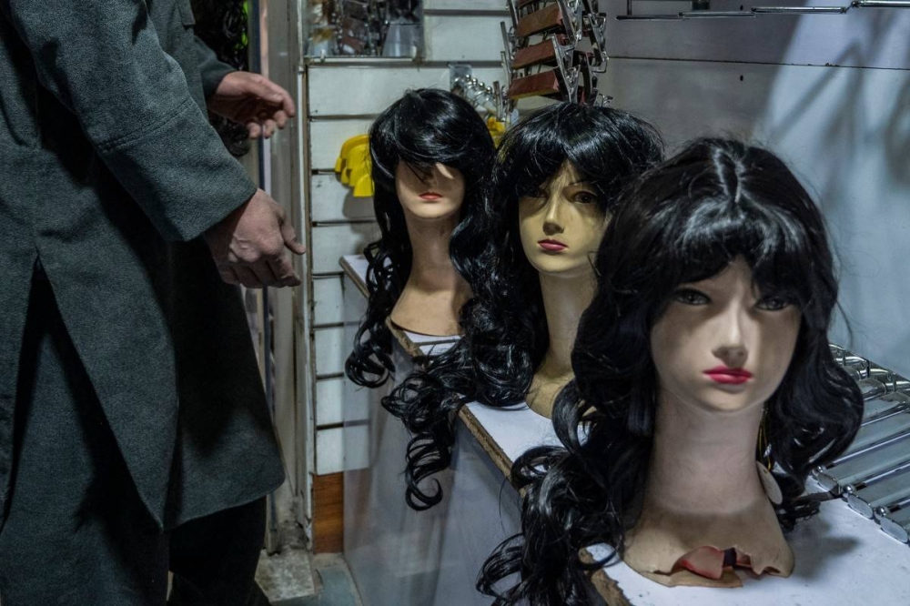 Mujeres afganas desafían a los talibanes y venden su cabello para subsistir