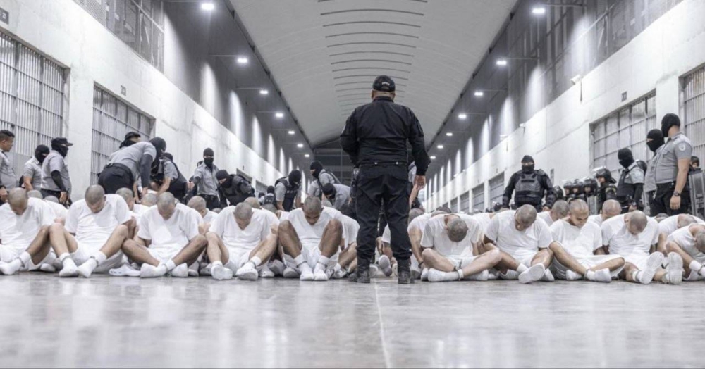 Amnistía crítica deportaciones de venezolanos desde EEUU a cárcel de El Salvador