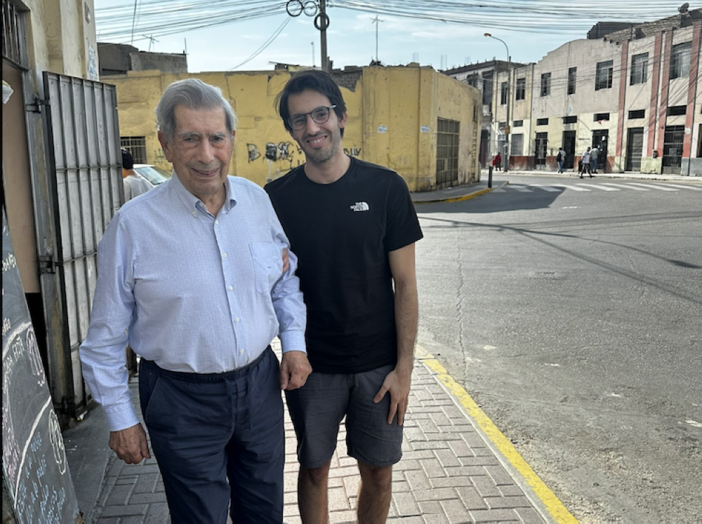Vargas Llosa reaparece en calles de Perú en vísperas de cumplir 89 años