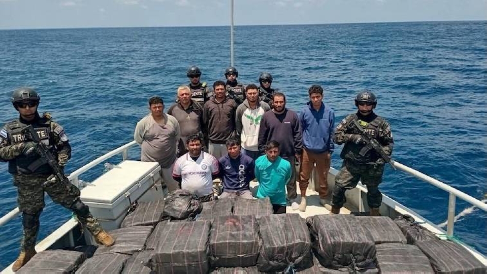 Marina Nacional incauta 1.3 toneladas de cocaína en operación a 1,704 km de costas salvadoreñas