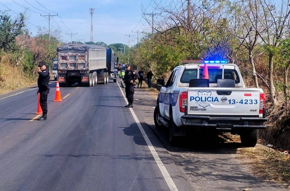 Accidente entre un camión y un pick up en carretera a Zacatecoluca dejan tres lesionados