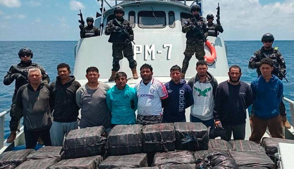 Embajador de EEUU felicita a Marina salvadoreña por incautación de 1.3 toneladas de cocaína