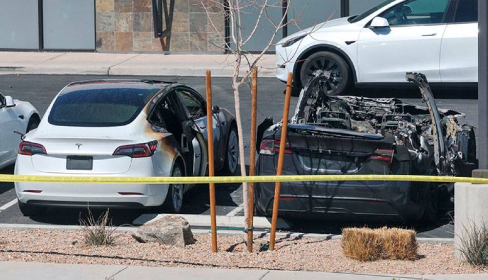 Acusan a hombre por prender fuego y disparar a autos en una tienda de Tesla en EEUU
