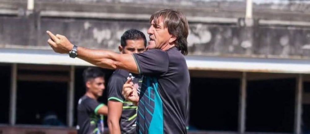 Dragón destituye al uruguayo Pablo Quiñones como director técnico