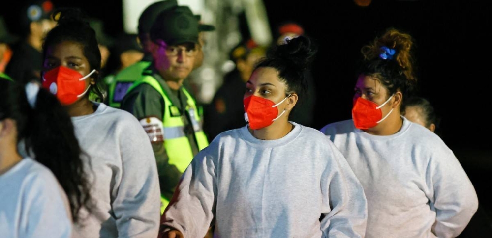 Trump pide a la Corte Suprema levantar la prohibición de expulsar migrantes bajo ley de excepción