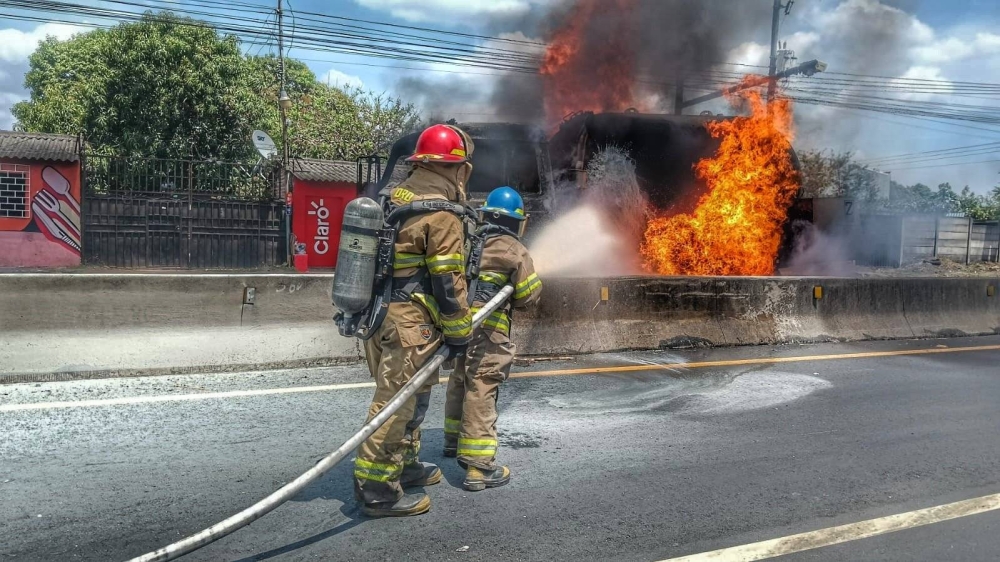 Una pipa de gas se incendia en carretera a Quezaltepeque