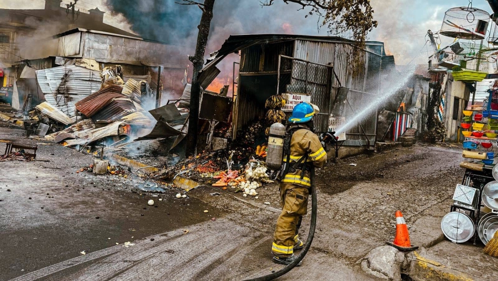 Reportan incendio en el mercado de Santa Tecla
