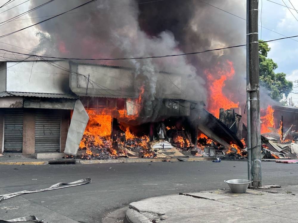 Al menos 25 puestos se quemaron en incendio del mercado de Santa Tecla