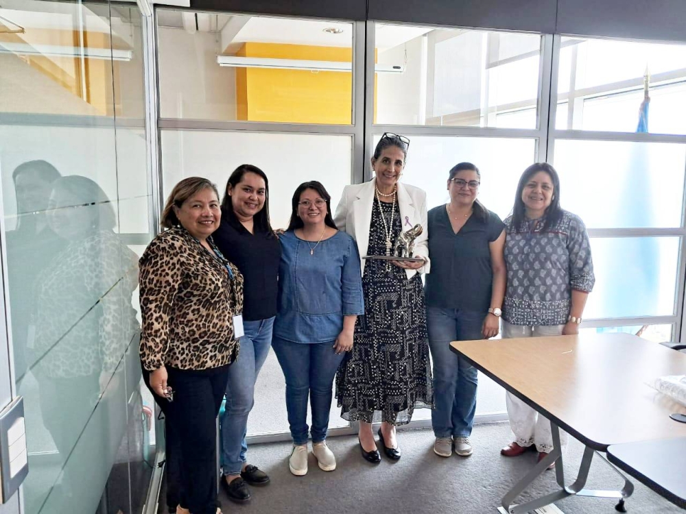 Jefa de oficina de ONU Mujeres en El Salvador reconocida por asociación de regidoras