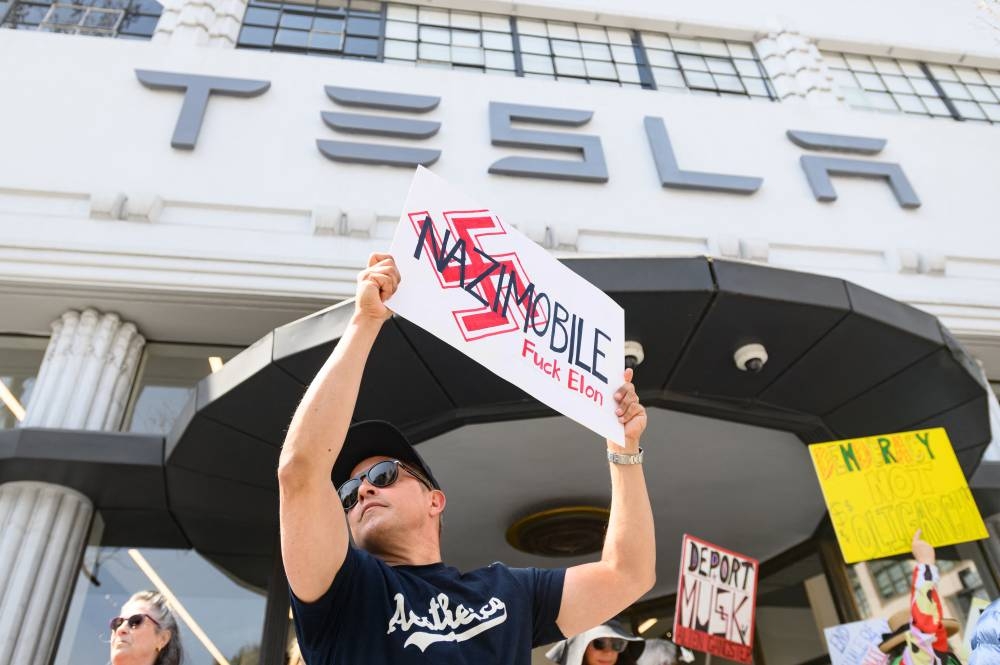 Cientos protestan contra Elon Musk ante concesionarios de Tesla en EEUU y Europa