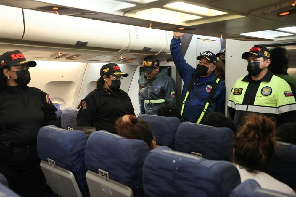 Aterriza en Venezuela un avión estadounidense con 175 migrantes deportados por Washington