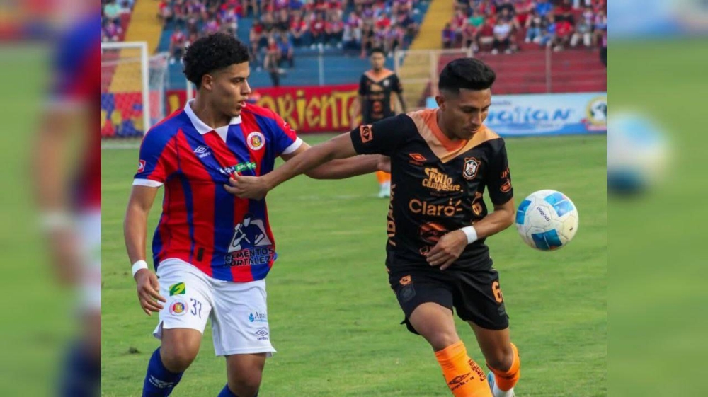 FAS y Águila reparten puntos tras empatar 1-1 en el clásico nacional