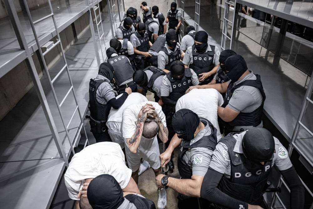 Estados Unidos envía a otros 17 miembros del Tren de Aragua y de la MS-13 a El Salvador