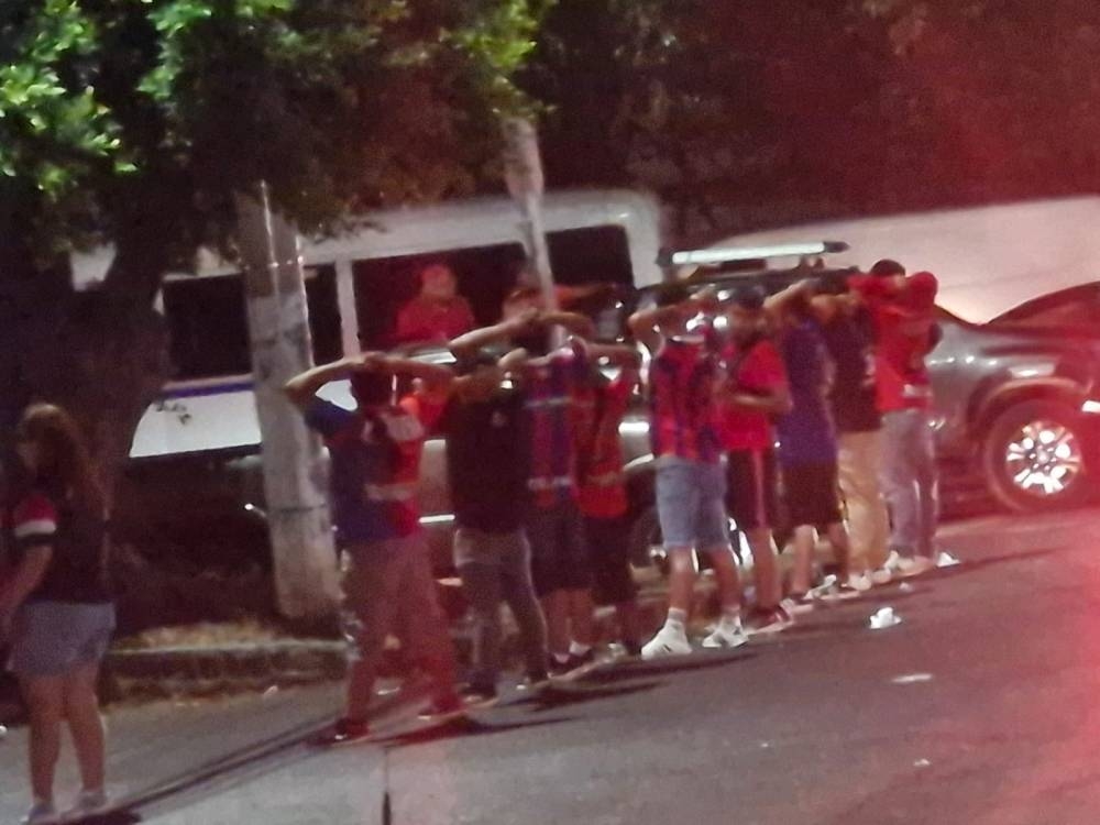 Detienen a aficionados de FAS por atacar autobús de C.D. Águila