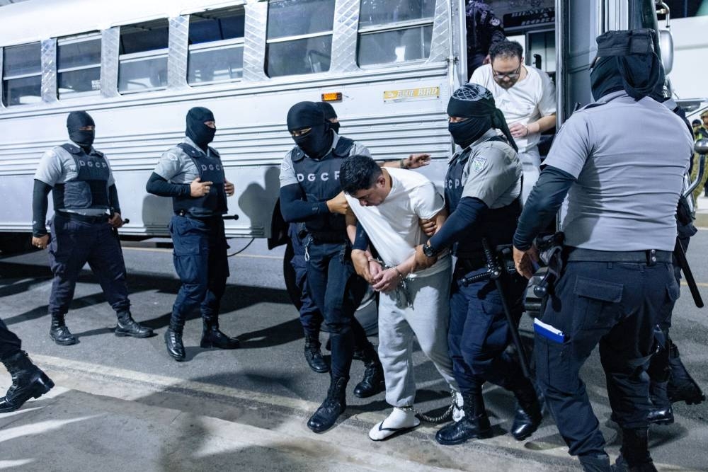 Bukele confirma que los 17 miembros del Tren de Aragua y MS-13 trasladados a El Salvador «son asesinos y delincuentes de alto perfil»