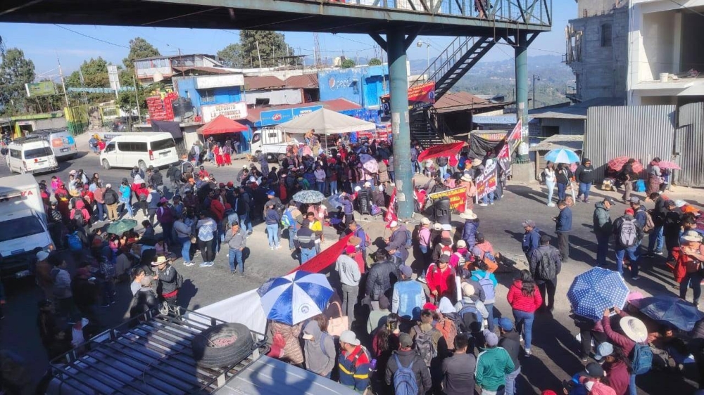 Personal de la salud en Guatemala bloquea carreteras para pedir un aumento salarial