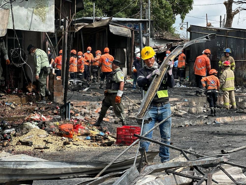 Director de Bomberos dice aún no pueden revelar la causa del incendio en mercado de Santa Tecla
