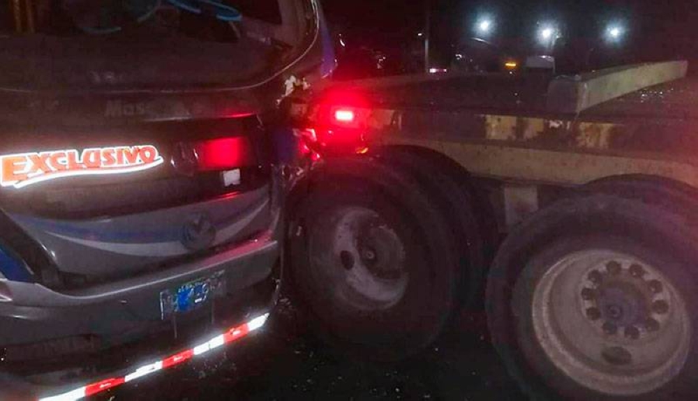 Choque entre rasta y microbús de la ruta 252 en Acajutla deja varios lesionados